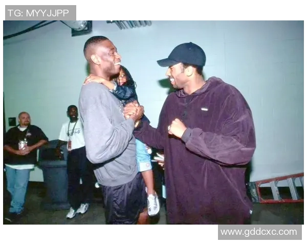 姚明与穆托姆博的传奇相遇:篮球巨星的友谊与对决之旅