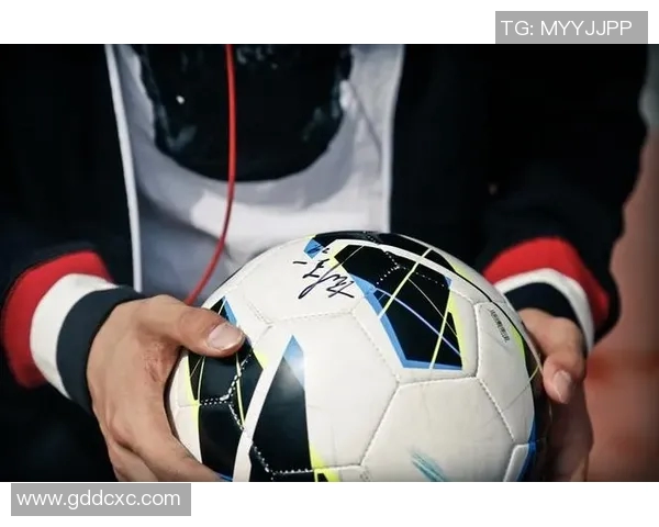 足球明星过膝袜时尚风采全景展示与精彩瞬间回顾