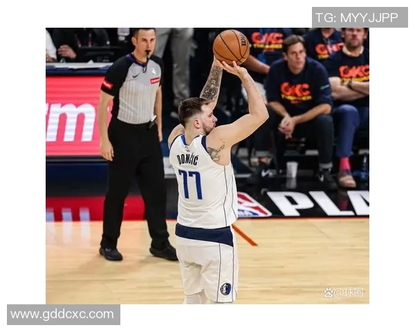 篮球明星在赛场上激情四溢的打篮球瞬间展现运动魅力与团队精神