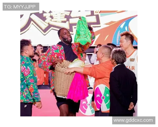 篮球明星遭遇意外被篮球砸脸瞬间搞笑场面引发全场爆笑